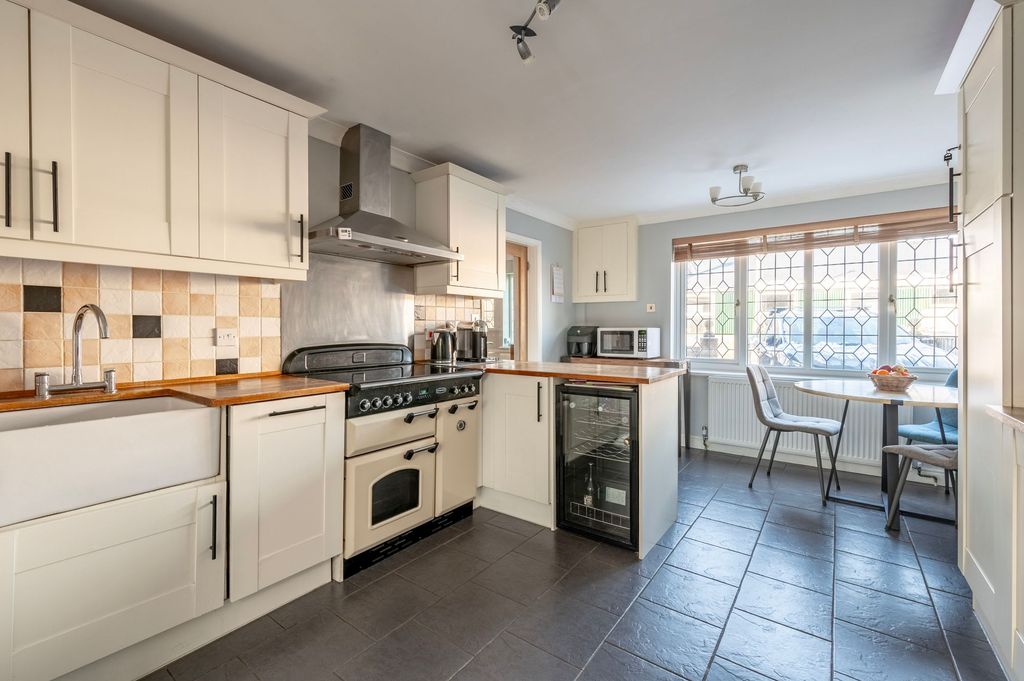 Property photo 2 of 25