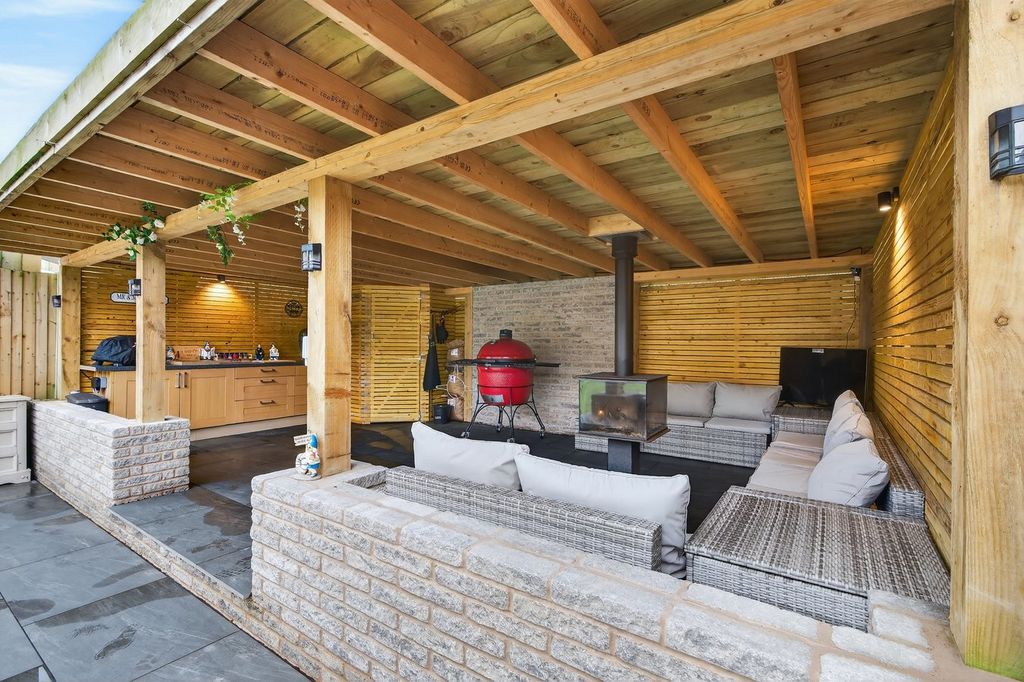 Property photo 1 of 33