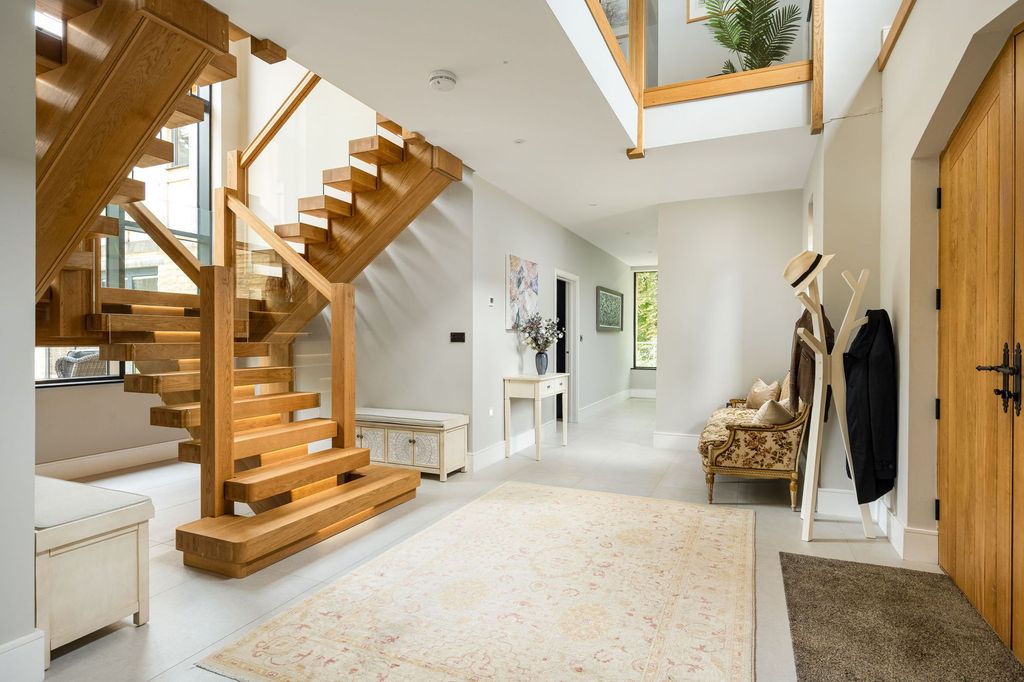 Property photo 3 of 36 Entrance Hall