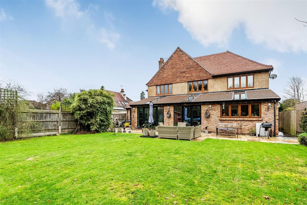 Property photo 3 of 35 51-Links-Road-32.Jpg