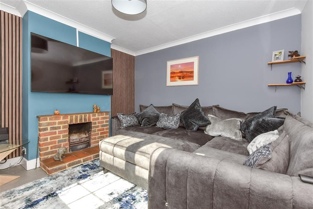 Property photo 3 of 12 Lounge