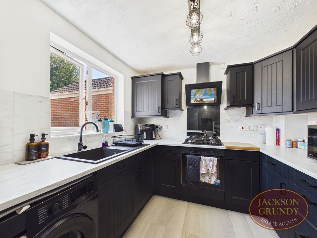Property photo 3 of 17 Crome Close