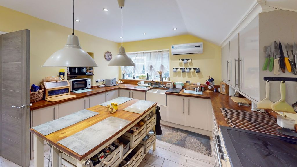 Property photo 3 of 25