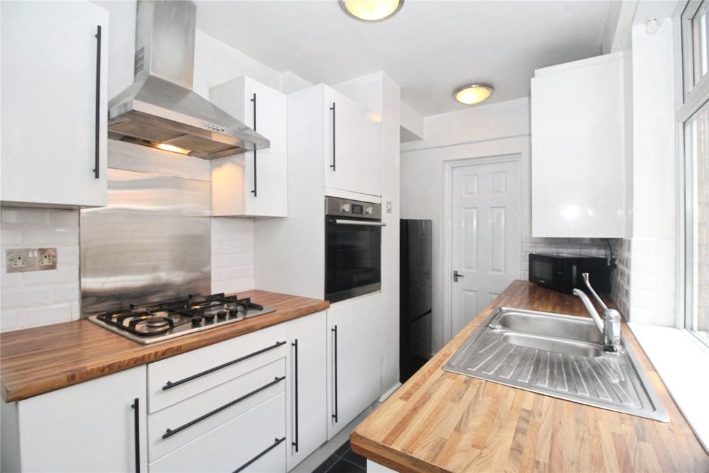 Property photo 2 of 10 Fitted Kitchen