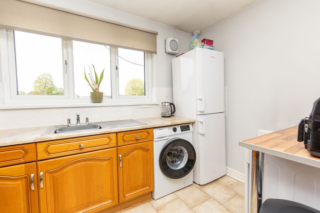 Property photo 3 of 7 Kitchen