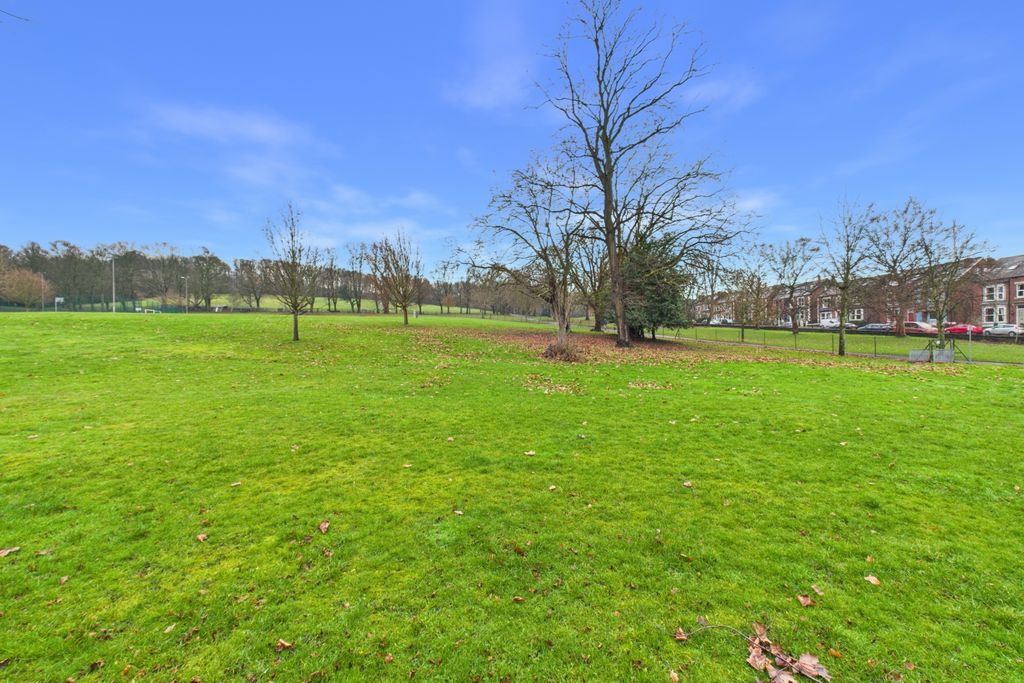 Property photo 2 of 28 Meersbrook Park To Front Of House