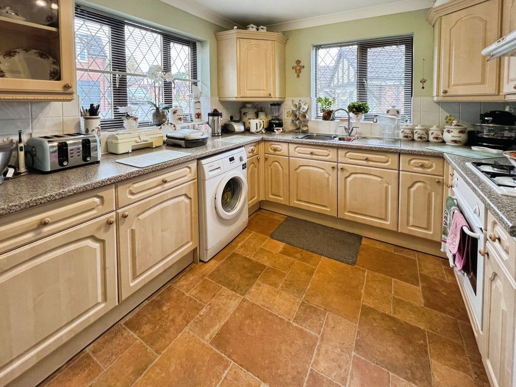 Property photo 3 of 12 Kitchen