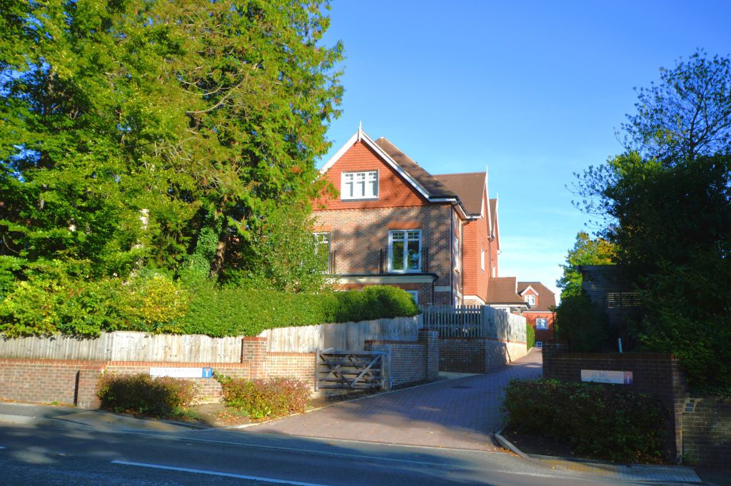 Property photo 2 of 16 Cricketers Close