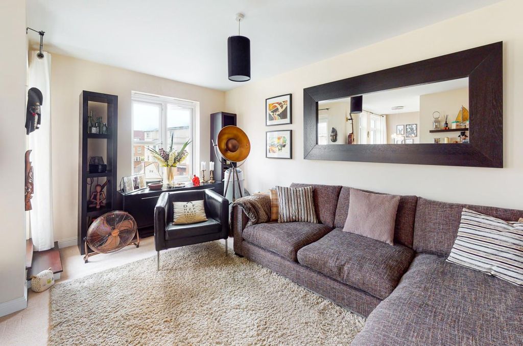 Property photo 1 of 10 Living Room