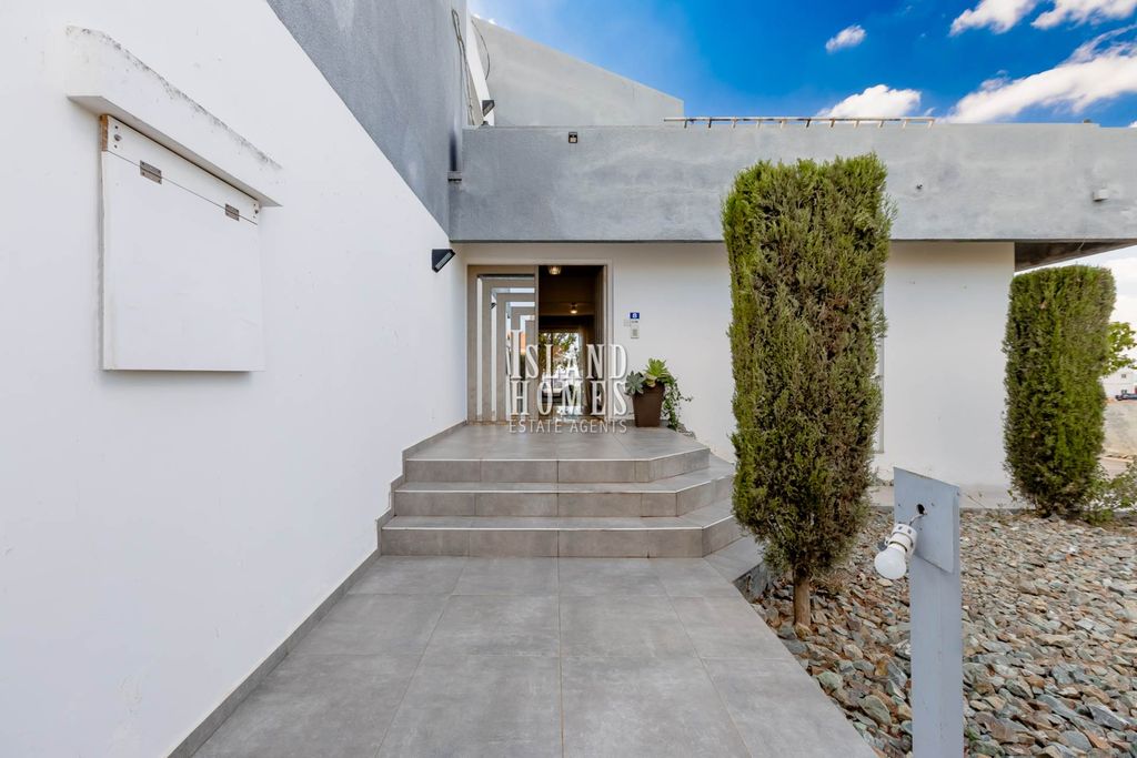 Property photo 3 of 34