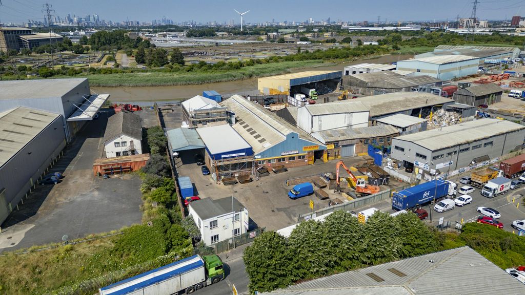 Property photo 1 of 12 0142_River_Road_Barking.Jpg