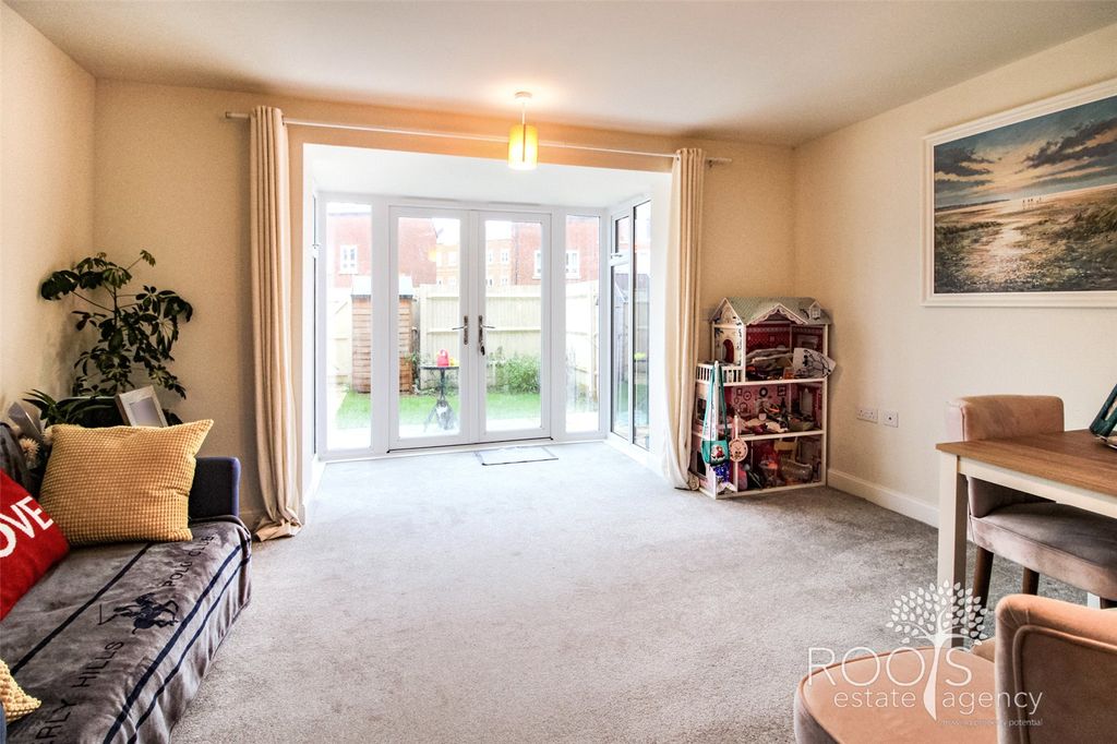 Property photo 3 of 15 Spacious Family Room