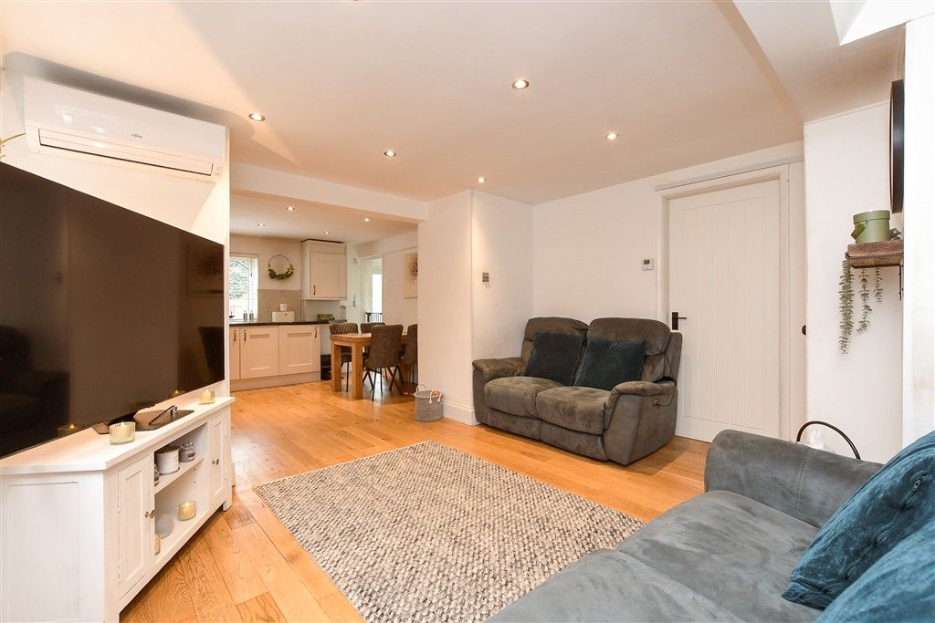 Property photo 3 of 11 Lounge