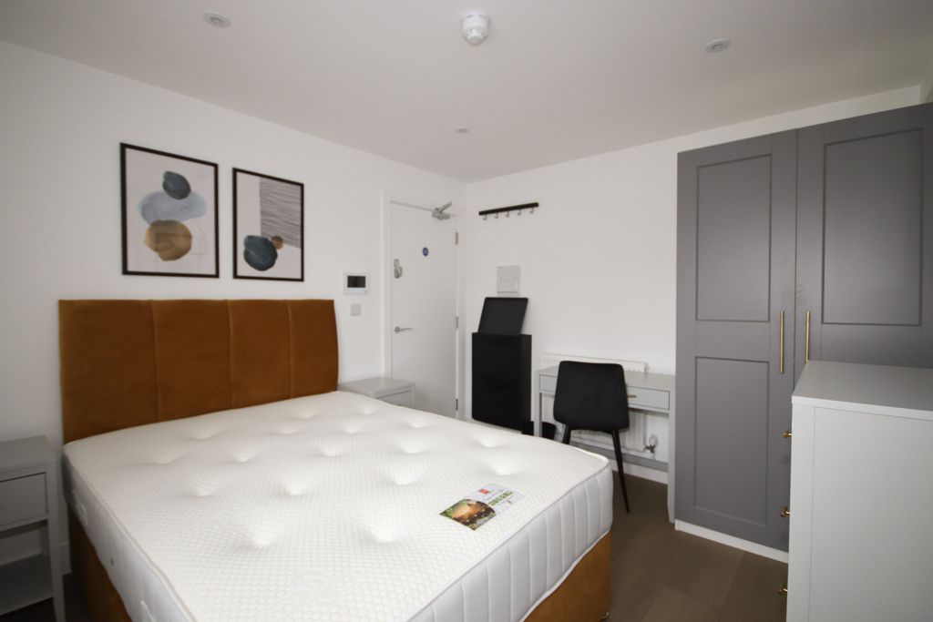 Property photo 1 of 4 Room To Rent High Street, Sittingbourne Me10