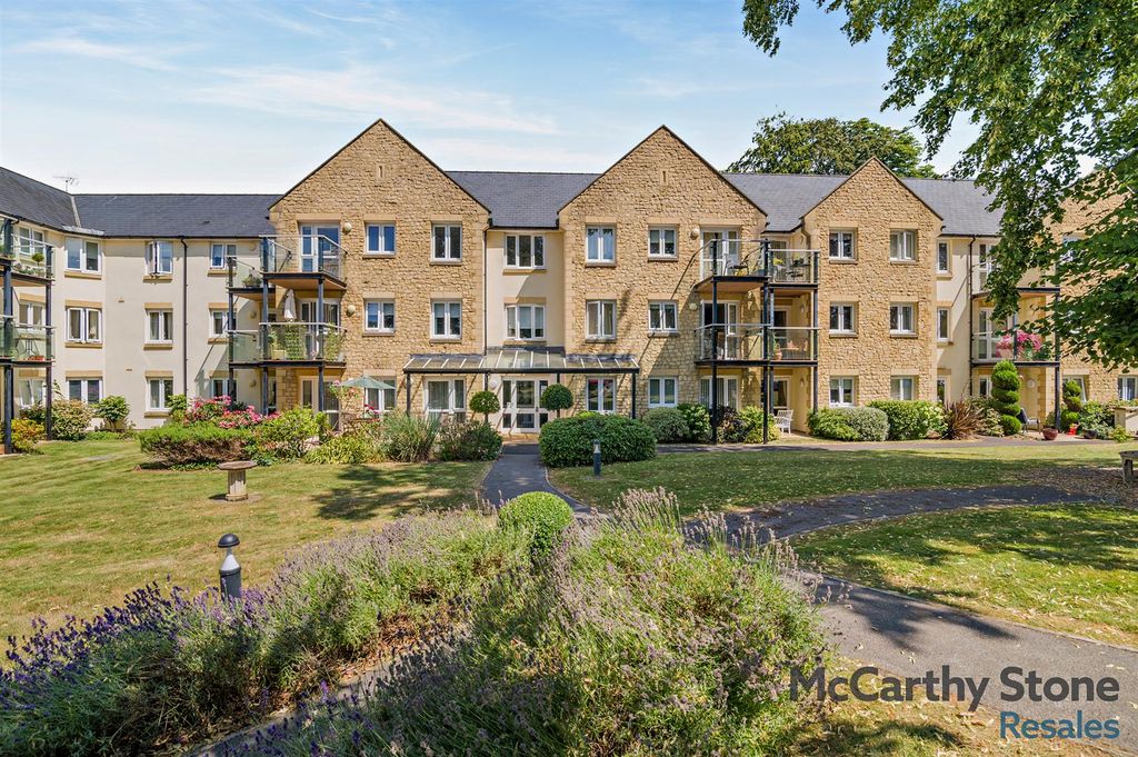 Property photo 1 of 19 Communal Gardens
