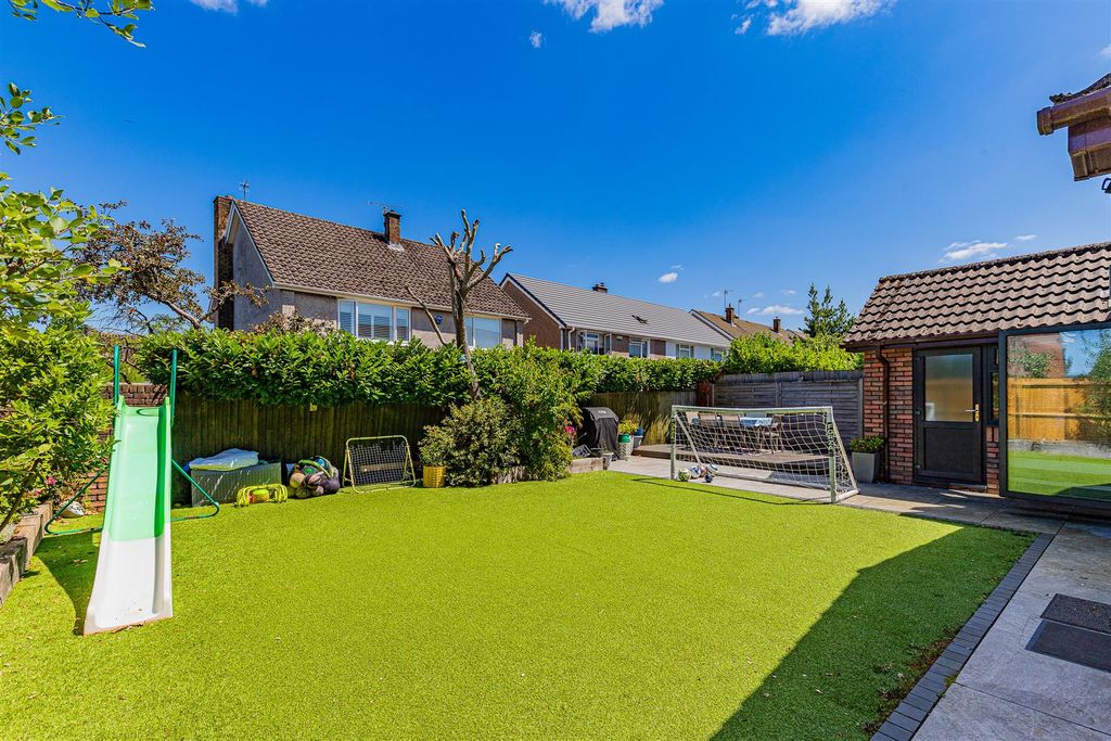 Property photo 3 of 14 Baynton Close 15-17.Jpg