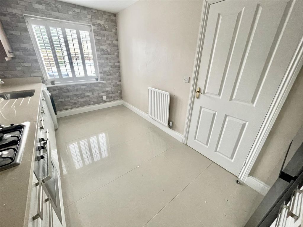 Property photo 3 of 11 Kitchen