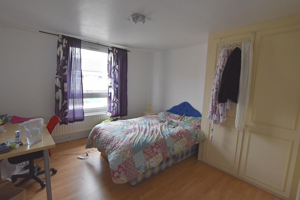 Property photo 3 of 5 Bed1.Jpg