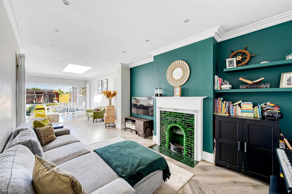 Property photo 2 of 15 51 Lynton Road-3.Jpg