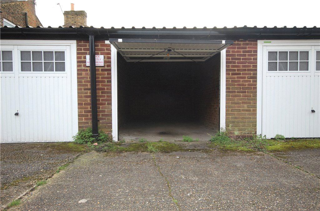 Property photo 1 of 5 Garage