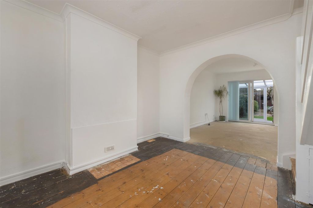 Property photo 2 of 12 Russell Drive, Swalecliffe, Whitstable