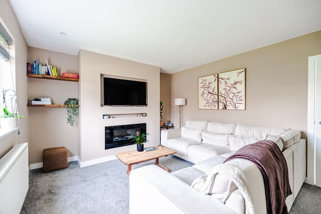 Property photo 3 of 21 Lounge2