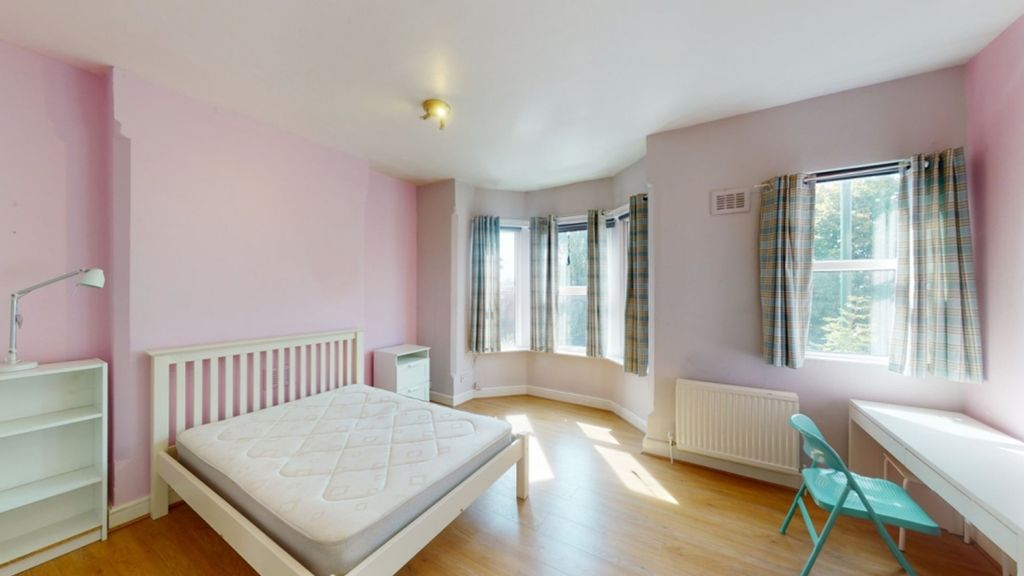 Property photo 2 of 11 A Bright And Spacious Double Bedroom With Large Wi...