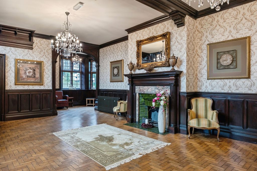 Property photo 3 of 17 Communal Entrance