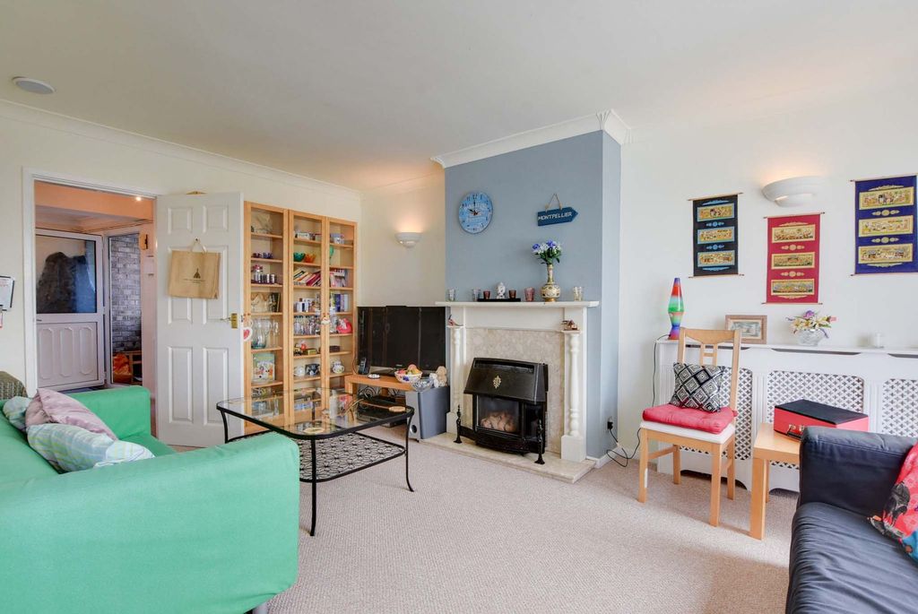 Property photo 2 of 27