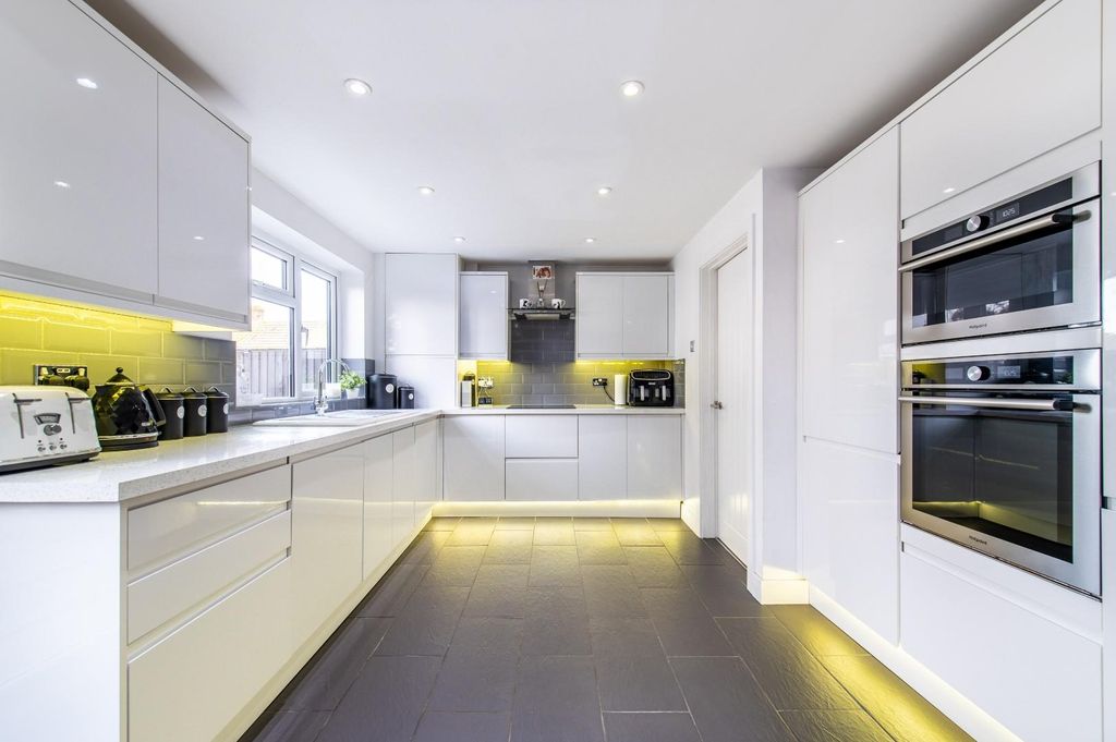 Property photo 2 of 17 Kitchen/Diner