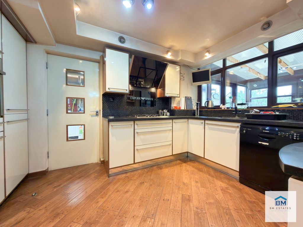 Property photo 3 of 10 Photo 2