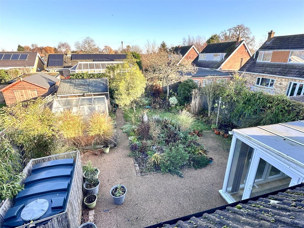 Property photo 3 of 23 Well-Appointed Rear Garden 015