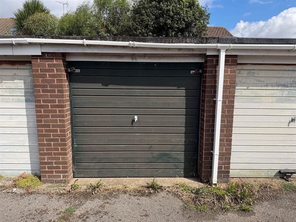 Property photo 1 of 3 Garage Southfields Road 1.Jpg