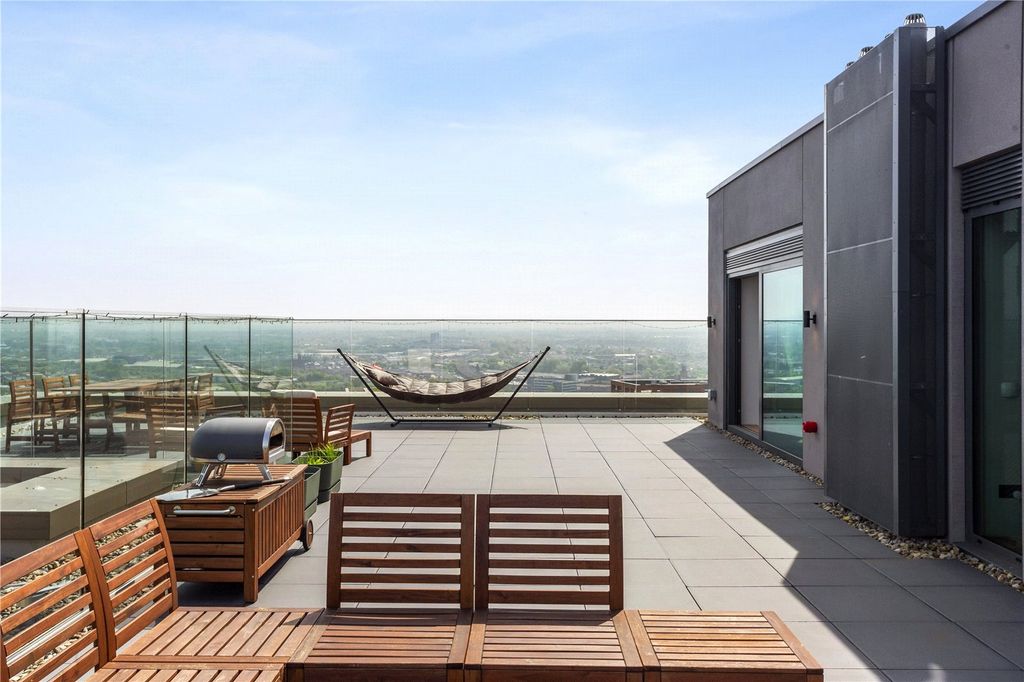 Property photo 2 of 25 Terrace