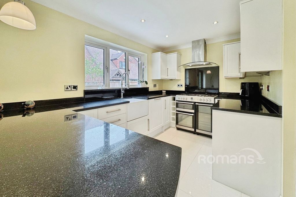 Property photo 3 of 19 Kitchen