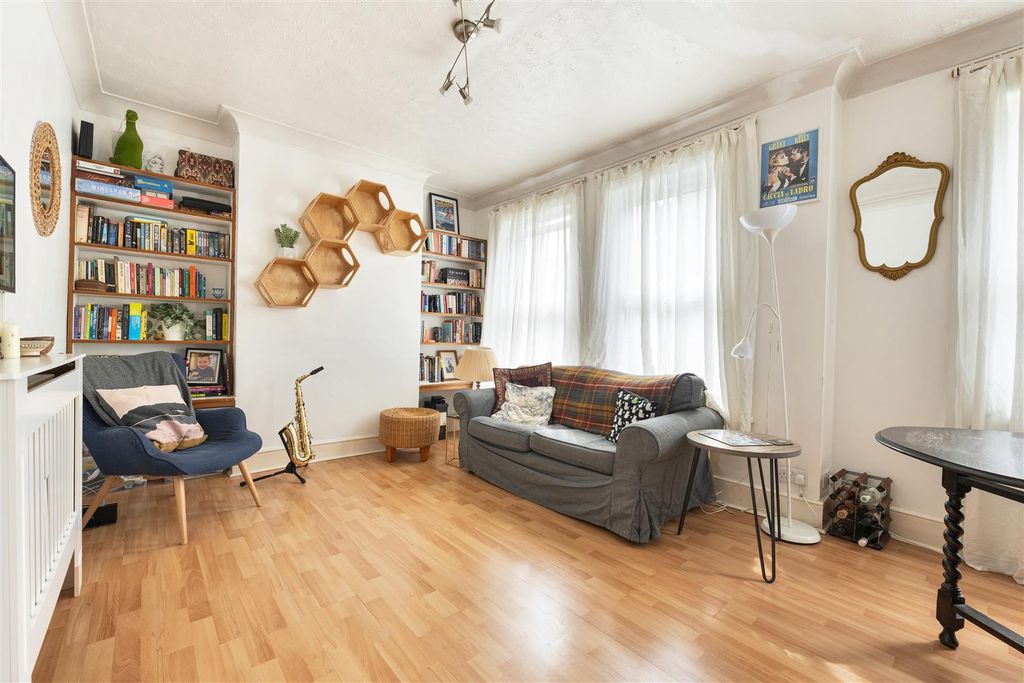 Property photo 2 of 19 Brettenham Road, E17