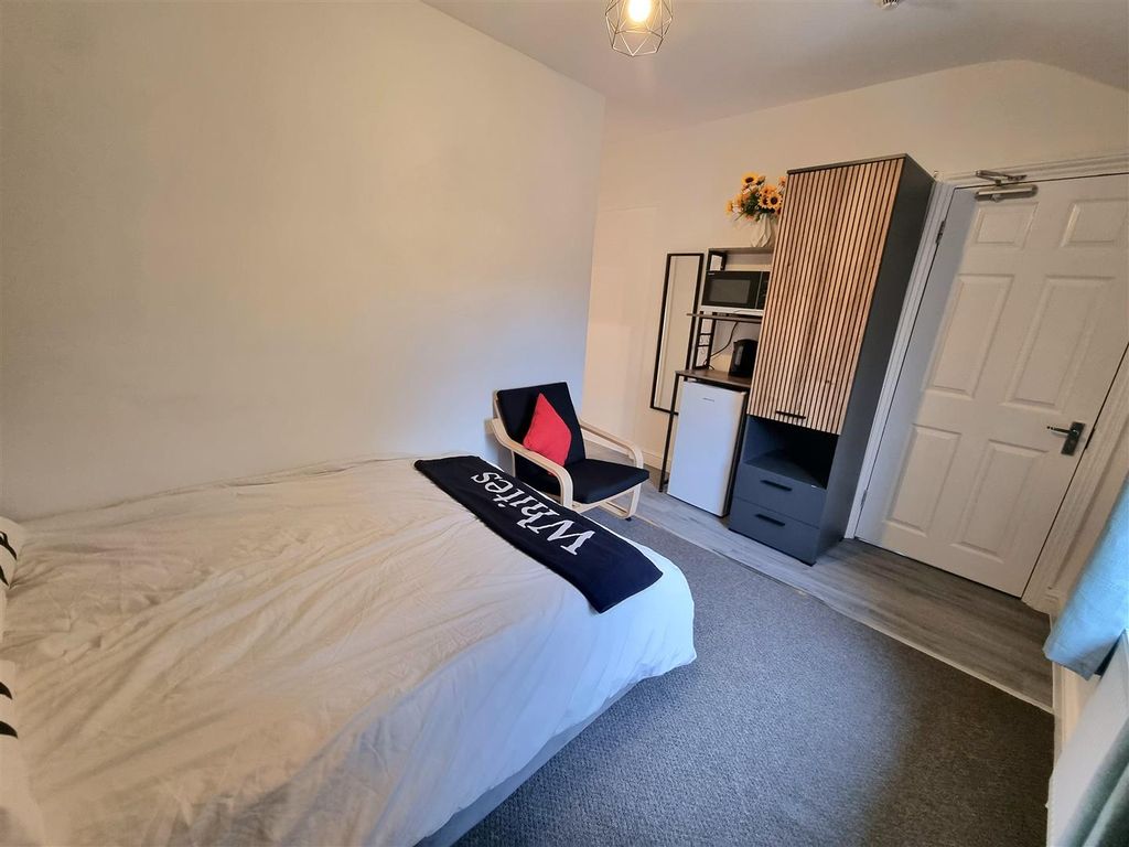 Property photo 3 of 8 20251030_135451.Jpg