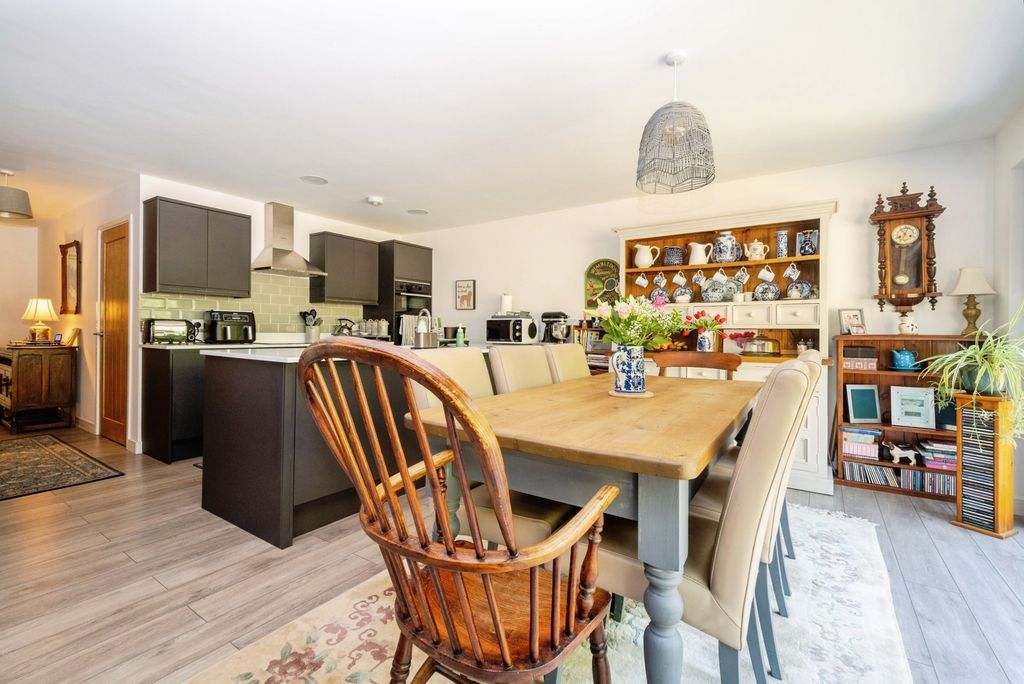 Property photo 3 of 32 Kitchen / Diner