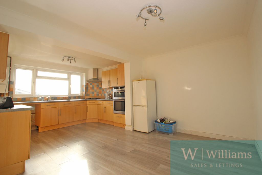 Property photo 3 of 10 Kitchen