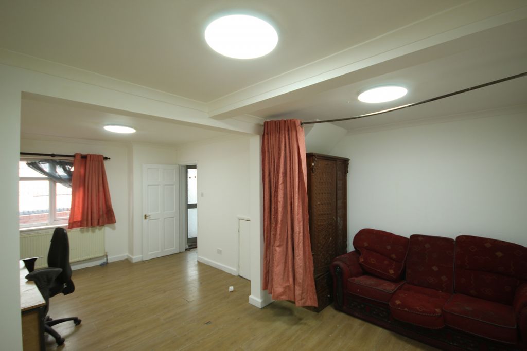 Property photo 3 of 8 Gallery