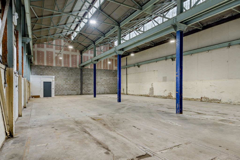 Property photo 3 of 16 8674243-Interior01-800