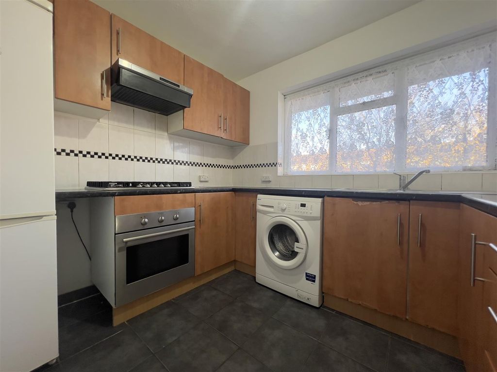 Property photo 3 of 8 Kitchen