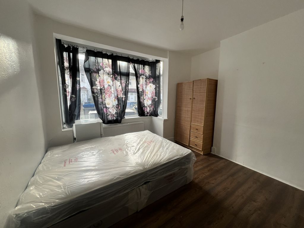 Property photo 1 of 5 Studio Flat Available Immediately In Mitcham