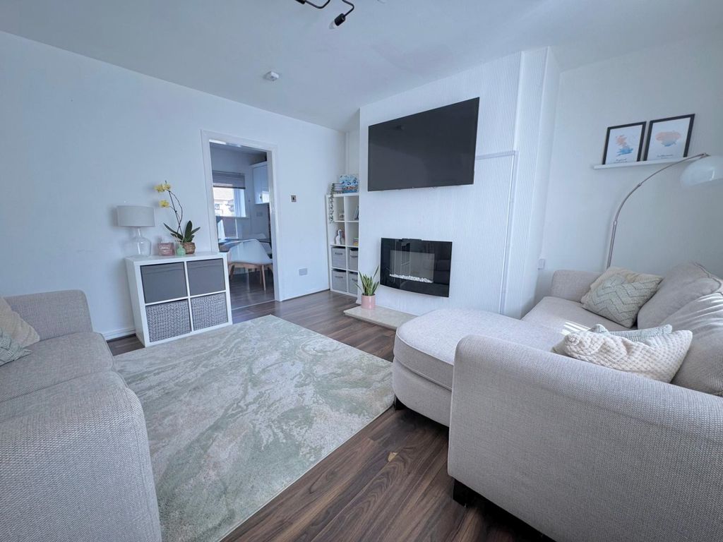 Property photo 2 of 16 Fba1Ac21-360A-45ce-91cd-c3F0Db2429Bc