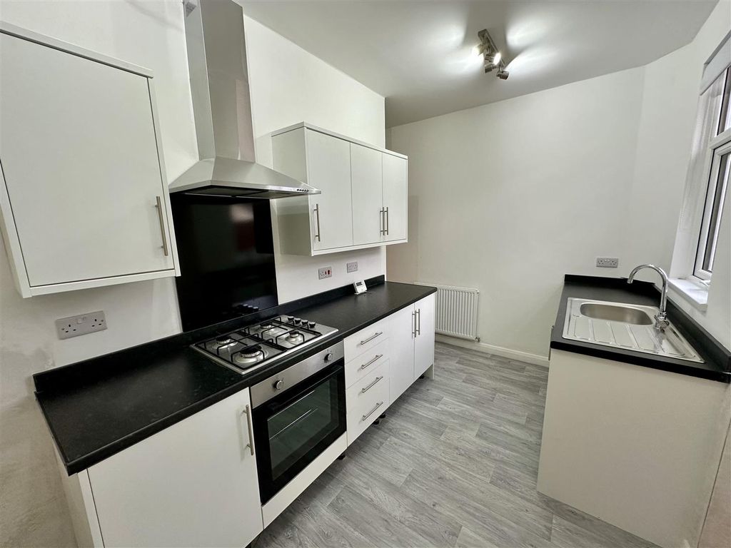 Property photo 1 of 7 Kitchen