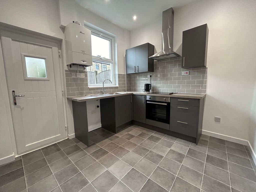 Property photo 3 of 8 Kitchen