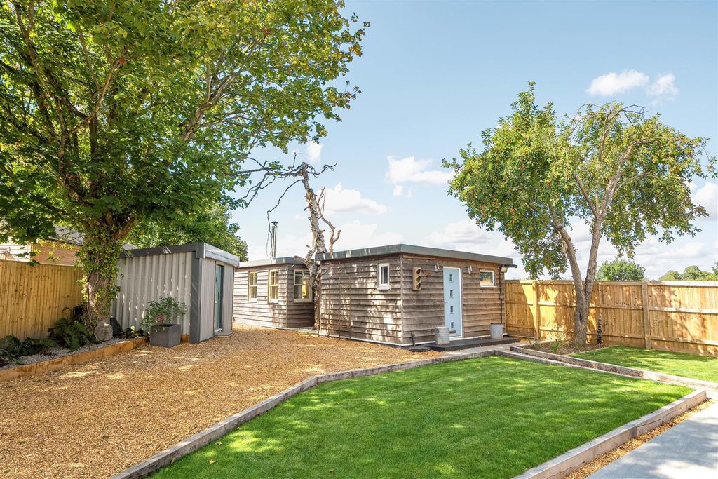 Property photo 3 of 21 Garden &amp; Studio