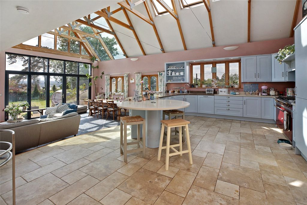 Property photo 3 of 20 Kitchen/Breakfast