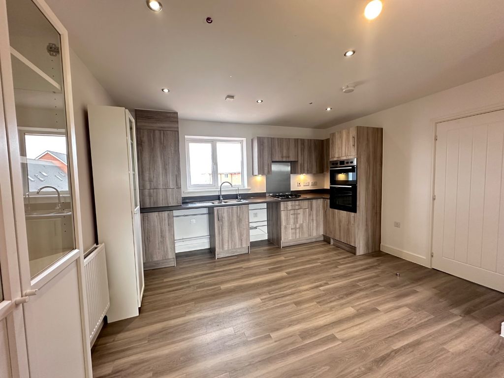 Property photo 2 of 11 4515032