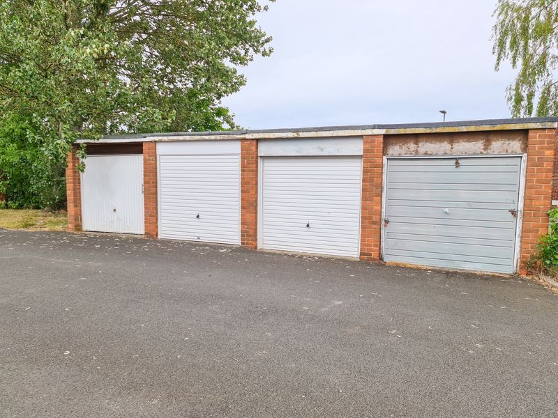 Property photo 2 of 7 Garage
